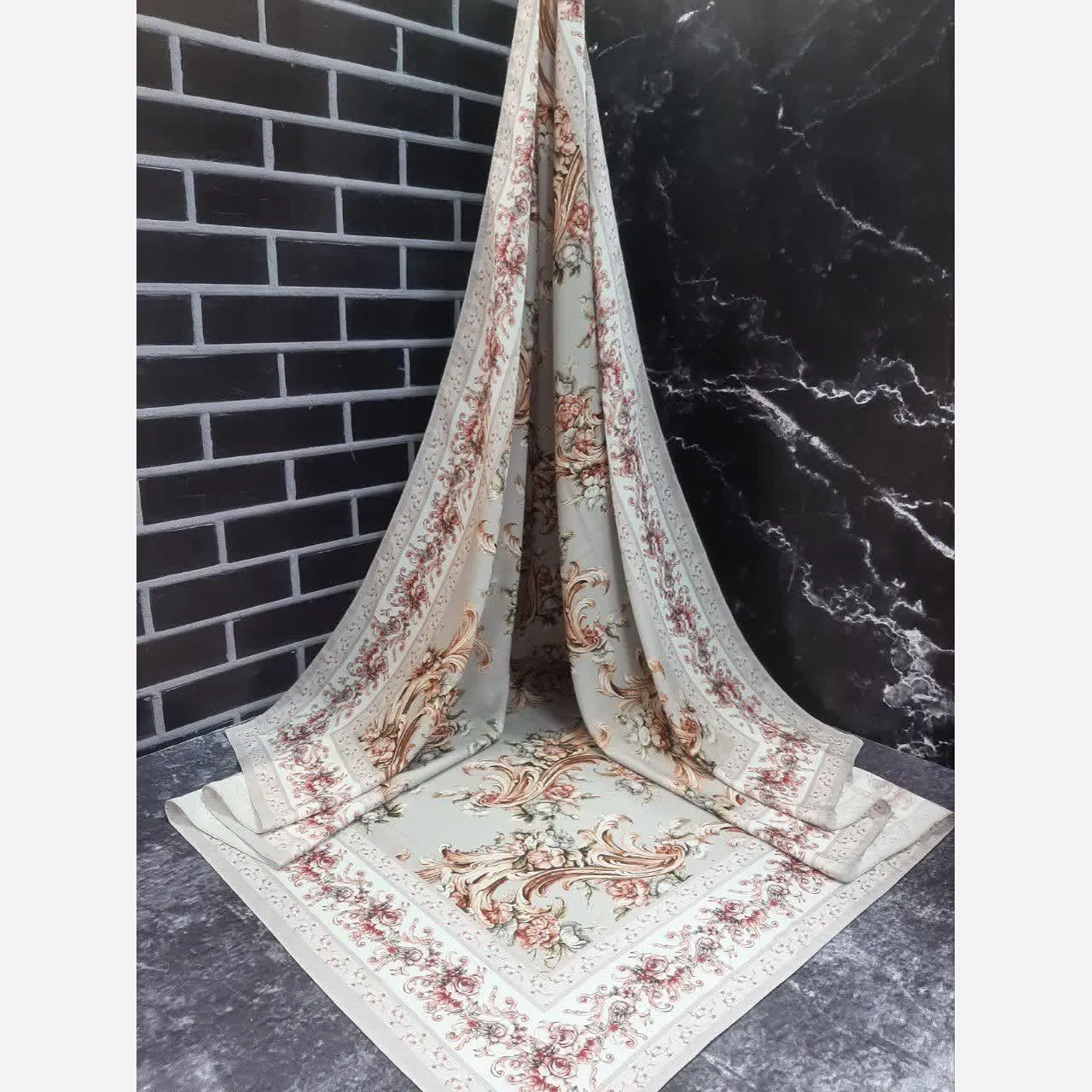 روسری زنانه نخی کاستوم طرح حنا ابعاد 140 در 140 رنگ سیلور طوسی دور دوز