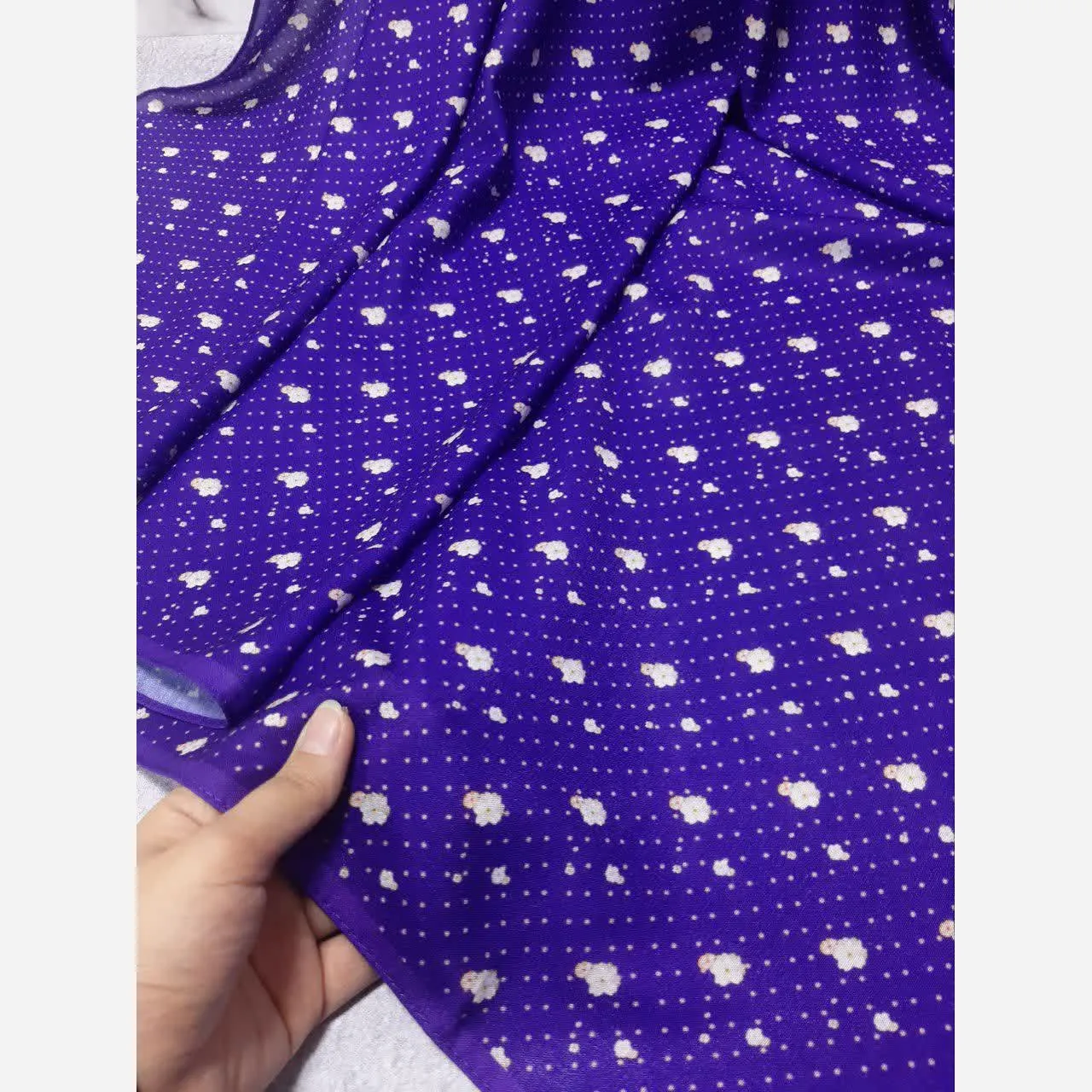 روسری نخ کاستوم طرح شکوفه بهاری خال خالی ریز قواره بزرگ 140x140