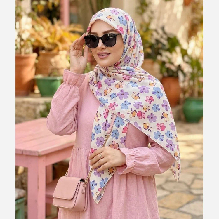 روسری نخ کاستوم طرح گل کاغذی قواره بزرگ 140x140 دور چرخ دوز کرم شیری