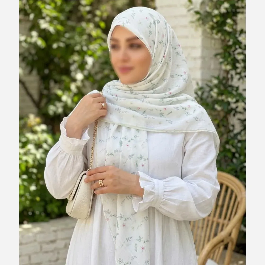 روسری نخ کاستوم طرح گل ریز زمینه سفید ابعاد 140 در 140