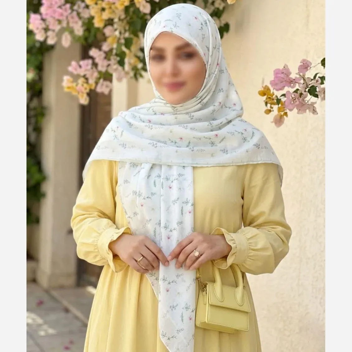 روسری نخ کاستوم طرح گل ریز زمینه سفید ابعاد 140 در 140